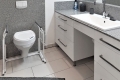 Parkvilla Bad Sassendorf: behindertengerechte Toilette und großzügiger Waschtisch im Bad 2